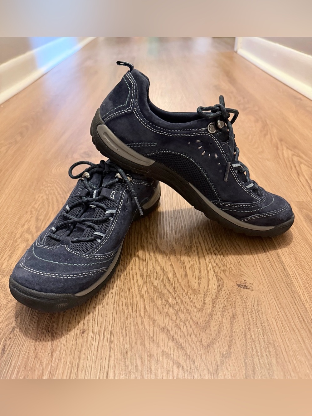 Earth Origins women’s Casual Shoes in Navy Suede. 7W